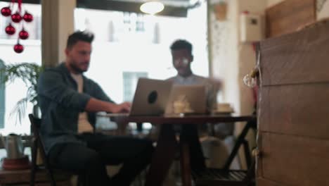 Junge-Multiethnische-Männer-Arbeiten-Mit-Laptops-Im-Café
